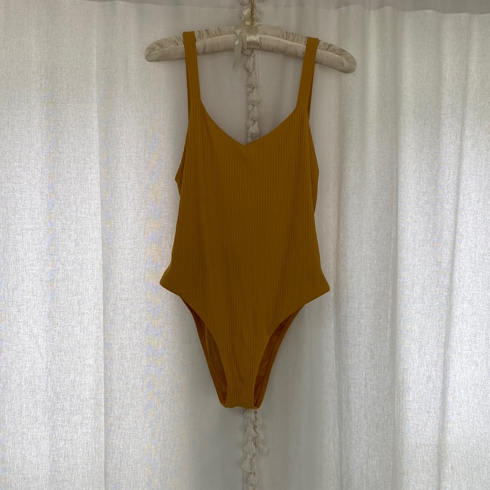 Vitamin A Size L bathing suit